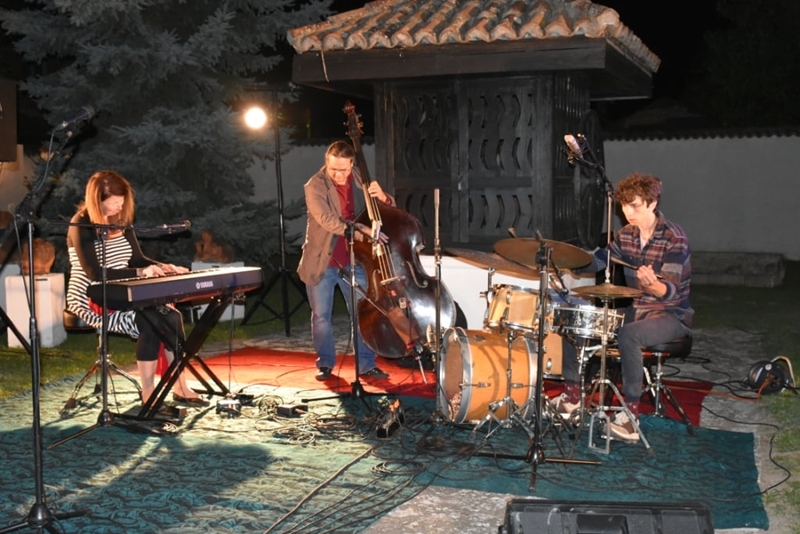 Majamisty TriO: Џез у „Музичкој башти“ Ранчићеве куће